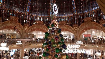 Le sapin de Noël des Galeries Lafayette à Paris, décembre 2018. (BENJAMIN ILLY / FRANCE-INFO / RADIO FRANCE)