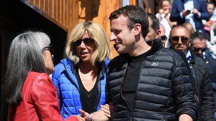 Emmanuel Macron et son épouse Brigitte à Bagnères-de-Bigorre, le 12 avril. (ERIC FEFERBERG / AFP)