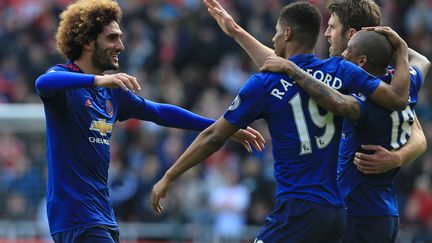 Marouane Fellaini congratule ses partenaires de Manchster United (LINDSEY PARNABY / AFP)