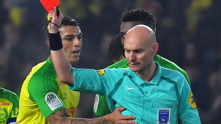 L'arbitre Thierry Chapron met un carton rouge à Diego Carlos, joueur de l'équuipe de Nantes, lors du match de Ligue 1 Nantes&nbsp; - Paris-Saint-Germain, le 14 janvier 2018. (LOIC VENANCE / AFP)