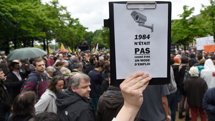 Une pancarte brandie lors de la manifestation des opposants au projet de loi sur le renseignement, lundi 4 mai 2015 &agrave; Paris. (ALAIN JOCARD / AFP)