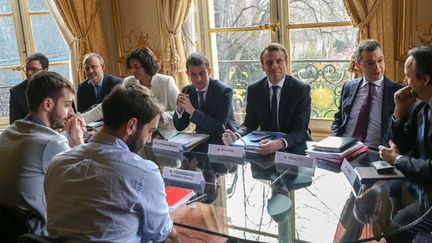 &nbsp; (Manuel Valls, Emmanuel Macron et Myriam El Khomri ont reçu les représentants de l'UNEF vendredi matin © MaxPPP)