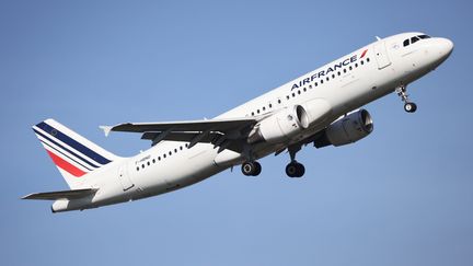 Un avion d'Air France en train de décoller à l'aéroport d'Orly. (ARNAUD JOURNOIS / MAXPPP)