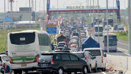 Le&nbsp;bouchon géant qui a duré trois jours à Brebes, sur l'île de Java, en Indonésie, le 2 juillet 2016. (ATUL / AFP)