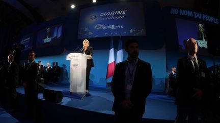 La bataille pour le second tour de la présidentielle démarre lundi entre Marine Le Pen et Emmanuel Macron, en position de favori, après le "big bang" de dimanche. (JOEL SAGET / AFP)