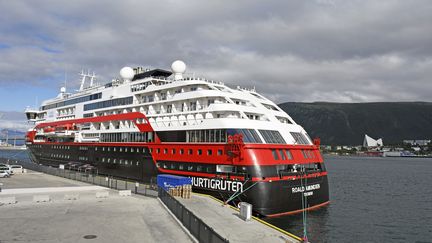 Le navire de croisière "MS Roald Amundsen",&nbsp;ici à Tromso (Norvège),&nbsp;le 1er août 2020. (RUNE STOLTZ BERTINUSSEN / NTB SCANPIX / AFP)