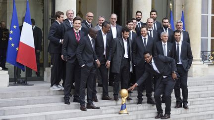 L'&eacute;quipe de France pose sur le perron de l'Elys&eacute;e avec la coupe du monde de handball, le 3 f&eacute;vrier 2015, &agrave; Paris. (ERIC FEFERBERG / AFP)