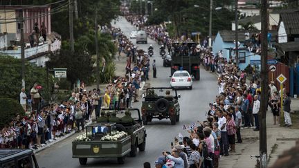 Les cendres de Fidel Castro voyagent de La Havane à Santiago de Cuba avant ses funérailles. (JUAN BARRETO / AFP)