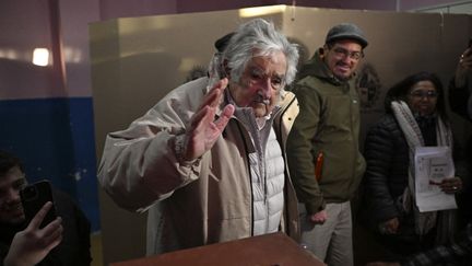 L'ancien président uruguayen José Mujica salue après avoir voté dans un bureau de vote lors des élections primaires, à Montévidéo le 30 juin 2024. (EITAN ABRAMOVICH / AFP)