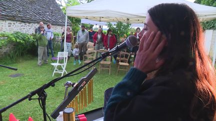 Le groupe Baume et Palais en concert dans le jardin d’une famille de Beynat en Corrèze. (A. Martiniky / France Télévisions)