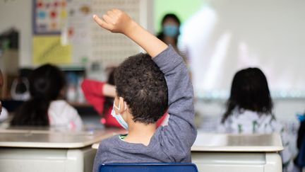 Un&nbsp;élève dans une école primaire de Vannes, dans le Morbihan, le 12 mai 2021. (GWENVAEL ENGEL / HANS LUCAS)