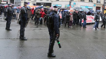 Des CRS surveillent le cortège de manifestans contre l'état d'urgence le 30 janvier 2016 à Paris. (MAXPPP)