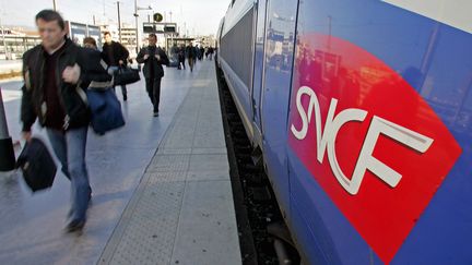 Des voyageurs en gare de&nbsp;Marseille Saint-Charles (Bouches-du-Rh&ocirc;ne), le 22 novembre 2005. (GERARD JULIEN / AFP)