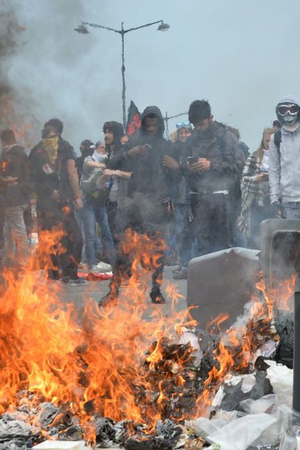 Des poubelles enflammées&nbsp;à Rennes, en marge de la manifestation du 28 avril.&nbsp; (JEAN-FRANCOIS MONIER / AFP)