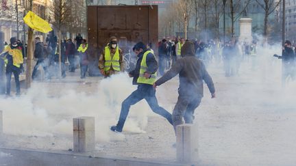 Des heurts entre "gilets jaunes"&nbsp;et forces de l'ordre à Clermont-Ferrand, le 23 février 2019. (THIERRY ZOCCOLAN / AFP)