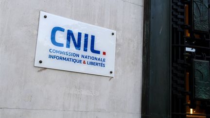 Le siège de la Commission nationale de l'informatique et des libertés (Cnil), le 12 mai 2022. (ERIC PIERMONT / AFP)