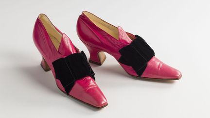 Hellstern &amp; Sons, paire de souliers, vers 1900-1910. Chevreau rose, noeud en velours noir, cuir crème et gold
	 
 (Galliera / Roger-Viollet)