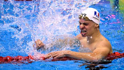 Le Français Léon Marchand, champion du monde du 400 m quatre nages, juste après sa victoire et son record du monde le 23 juillet 2023. (YUICHI YAMAZAKI / AFP)