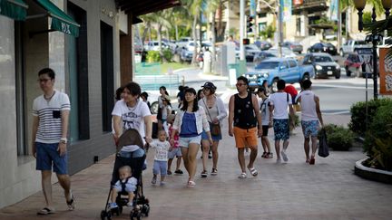 Sur l'île de Guam, les habitants continuent de vivre normalement, ici en train de faire du shopping, malgré les menaces d'attaque de la Corée du Nord. (ROBERT TENORIO / AFP)