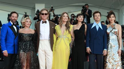 Nick Kroll, Florence Pugh, Chris Pine, Olivia Wilde, Sydney Chandle, Harry Styles et&nbsp;Gemma Chan à la 79e Mostra de Venise, le 5 septembre 2022, avant la projection du film "Don't Worry Darling".&nbsp; (MONDADORI PORTFOLIO / MONDADORI PORTFOLIO EDITORIAL / GETTY IMAGES)