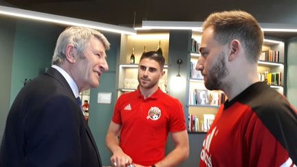 Philippe de Villiers avec le capitaine des Herbiers Sébastien Flochon, avant la finale face au PSG, mardi 8 mai 2018.
 (ANTOINE DENÉCHERE / RADIO FRANCE)