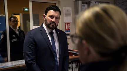 Le sénateur Xavier Iacovelli en visite dans un centre de rétention administrative au Mesnil-Amelot, le 6 mai 2019. (CHRISTOPHE ARCHAMBAULT / AFP)