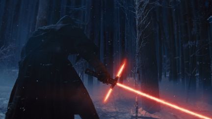 Le m&eacute;chant arm&eacute; d'un sabre-laser rouge&nbsp;de "Star Wars : The Force Awakens", dont la sortie est pr&eacute;vue le 18 d&eacute;cembre 2015. (WALT DISNEY PICTURES / LUCASFILM)