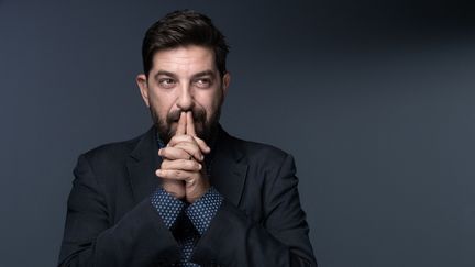 Le dramaturge, metteur en scène et comédien portugais Tiago Rodrigues, directeur du festival d'Avignon, photographié à Paris le 15 septembre 2022. (JOEL SAGET / AFP)