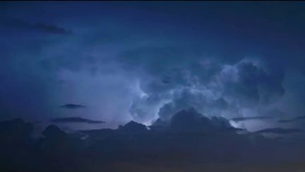 Au lendemain des violents orages dans le Gard, la région d'Arles (Bouches-du-Rhône) est désormais touchée par les intempéries. (CAPTURE ECRAN FRANCE 3)