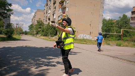 En raison des violents combats à proximité, des volontaires aident, le 28 juin 2024, à évacuer les civils de Toretsk, ville d'Ukraine devenue une cible pour les troupes russes, située dans la région de Donetsk. (PABLO MIRANZO / ANADOLU / AFP)