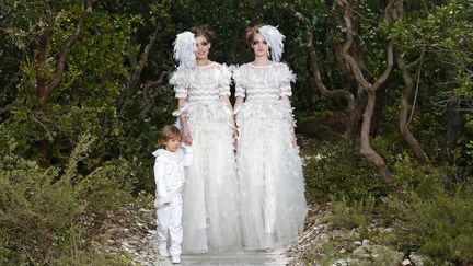 Deux mari&eacute;es closent le d&eacute;fil&eacute; haute couture Chanel printemps-&eacute;t&eacute; 2013 &agrave; Paris, le 22 janvier 2013. (BENOIT TESSIER / REUTERS)