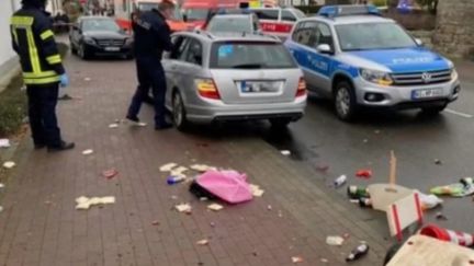 En Allemagne, à Volkmarsen, un homme a foncé volontairement sur la foule en plein défilé de carnavals. Il y a une trentaine de blessés dont sept graves, et plusieurs enfants parmi eux. (FRANCE 2)