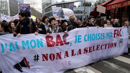 Des lycéens manifestent, le 1er février 2018 à Paris. (THOMAS SAMSON / AFP)