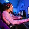 Une jeune femme joue&nbsp;à une partie du jeu video en ligne Overwatch et en streaming video chat dans le centre esport de Valence, le 21&nbsp;août 2019.&nbsp; (NICOLAS GUYONNET / HANS LUCAS / AFP)