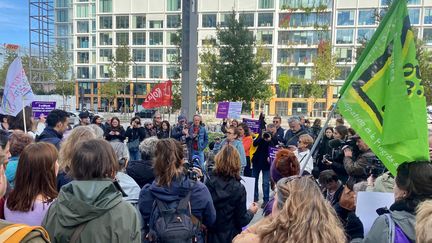 Une centaine de personnes ont manifesté le 19 octobre 2024 devant le Palais de Justice de Paris en soutien à Gisèle Pelicot, droguée et violée à son insu par son mari et des inconnus appelés par son mari. (PAOLA GUZZO / RADIOFRANCE)