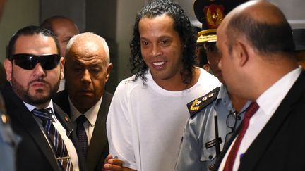 Ronaldinho arrive au Palais de Justice d'Asunción pour témoigner de son entrée irrégulière dans le pays, à Asunción, le 6 mars 2020.  (NORBERTO DUARTE / AFP)