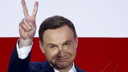 Le candidat du parti Droit et Justice (PIS), Andrzej Duda, en train de savourer sa victoire à la présidentielle à Varsovie le 24 mai 2015, sur fond de drapeau polonais. (Reuters - Kacper Pempel)