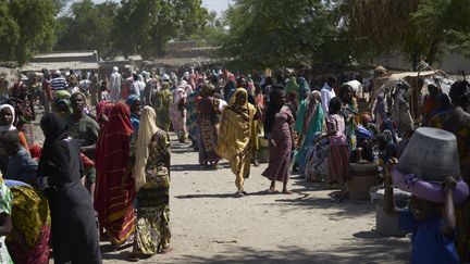 Des Tchadiens&nbsp;arpantant&nbsp;le marché de&nbsp;Baga Sola, dans le sud du pays, le 8 novembre 2018.&nbsp; (MICHELE CATTANI / AFP)