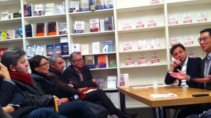 Parmi d'autres Jean-Luc M&eacute;lenchon et Martine Billard et Pierre Laurent (Front de gauche) , venus, le 19 novembre &agrave; Paris, &eacute;couter Li&ecirc;m Hoang-Ngoc et Philippe Marl&egrave;re. Les deux universitaires pr&eacute;sentaient leur livre : "La gauche ne doit pas mourir". (ANNE BRIGAUDEAU)