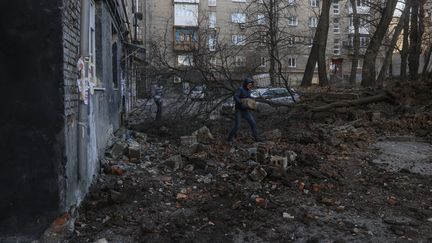 Dans un quartier résidentiel de Donetsk (Ukraine), touché par un bombardement, le 6 décembre 2022. (MAXPPP)