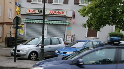 Le bureau de tabac de Dolomieu (Is&egrave;re), braqu&eacute; mardi 29 juillet 2014. (MAXPPP)