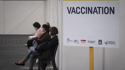 Un centre de vaccination à Bordeaux (Gironde), le 18 mai 2021. (FABIEN PALLUEAU / NURPHOTO / AFP)