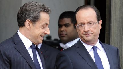 Nicolas Sarkozy et Fran&ccedil;ois Hollande lors de la passation de pouvoirs &agrave; l'Elys&eacute;e, &agrave; Paris, le 15 mai 2012.&nbsp; (BERTRAND GUAY / AFP)