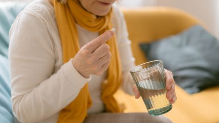 Les français font figure de mauvais élèves en matière de consommation d'antibiotiques, même si sur 10 ans on en consomme moins. (Illustration) (ISRAEL SEBASTIAN / MOMENT RF / GETTY IMAGES)