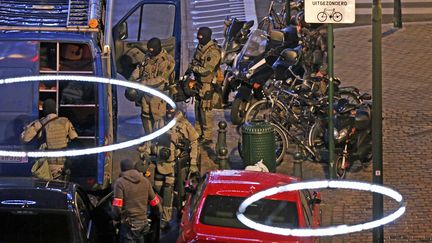 Intervention des forces spéciales belges lors de perquisitions à&nbsp;Bruxelles, dans le cadre de l'enquête sur les attentats de Paris, le 20 décembre 2015.  (NICOLAS MAETERLINCK / BELGA / AFP)