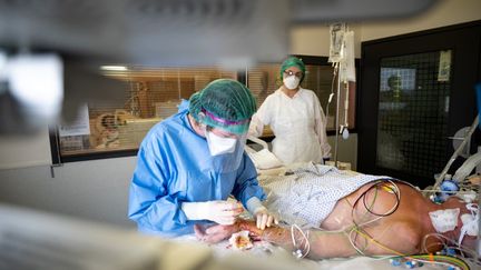 De internes s'occupent d'un patient atteint du coronavirus à Anonay (Ardèche), le 28 avril 2020. (BASTIEN DOUDAINE / HANS LUCAS)