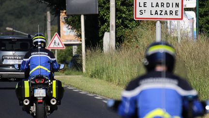 Des gendarmes traquent l'homme lourdement armé et retranché&nbsp;dans une forêt de Dordogne depuis le 30 mai 2021. (THIBAUD MORITZ / AFP)