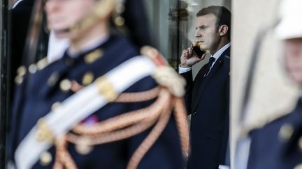 Emmanuel Macron passe un appel téléphonique depuis l'Elysée, le 24 octobre 2017. Photo d'illustration. (LEON TANGUY / MAXPPP)