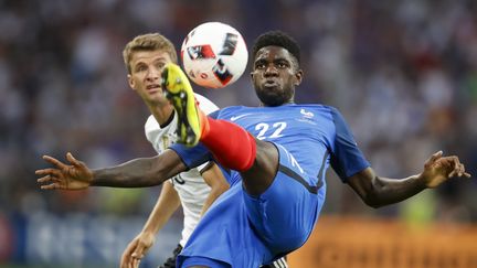 Samuel Umtiti au duel avec l'Allemand Thomas Müller, le 7 juillet 2016 au stade Vélodrome de Marseille. (PIXXMIXX / PIXATHLON / SIPA)