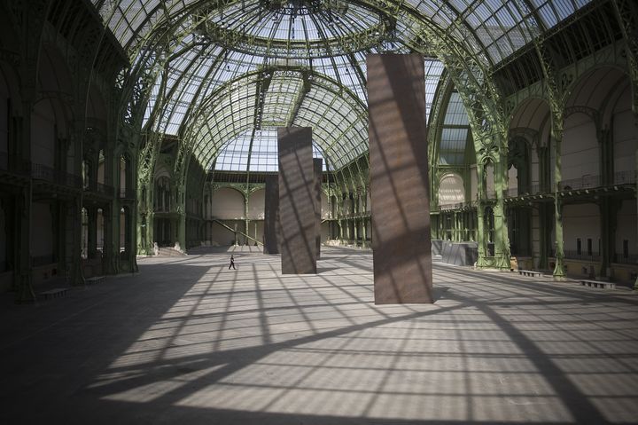 "Promenade" de Richard Serra, œuvre exposée au Grand-Palais à Paris en 2008. (OLIVIER LABAN-MATTEI / AFP)